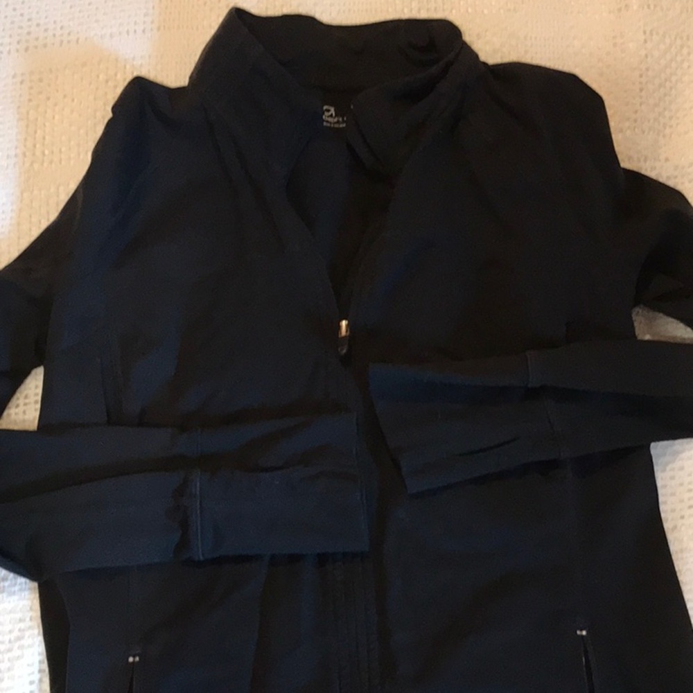 Gap fit black, front zipper medium weight sweatshirt with 2 front pockets.